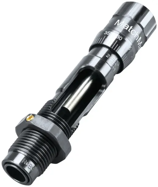 Usazovací matrice s okénkem pro snadné vložení střely, systémem zadržení střely, mikrometrickým nastavením hloubky usazení a samocentrovacím dříkem pro dokonalou souosost.